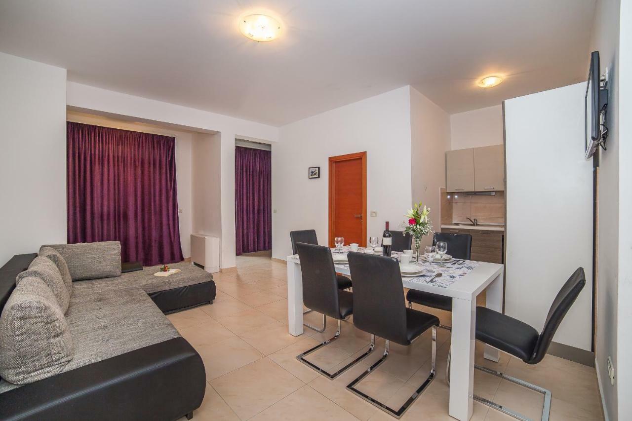 Apartments Mario Migros Макарска Екстериор снимка