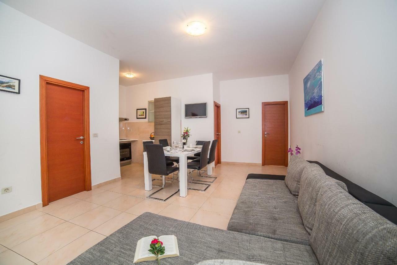 Apartments Mario Migros Макарска Екстериор снимка
